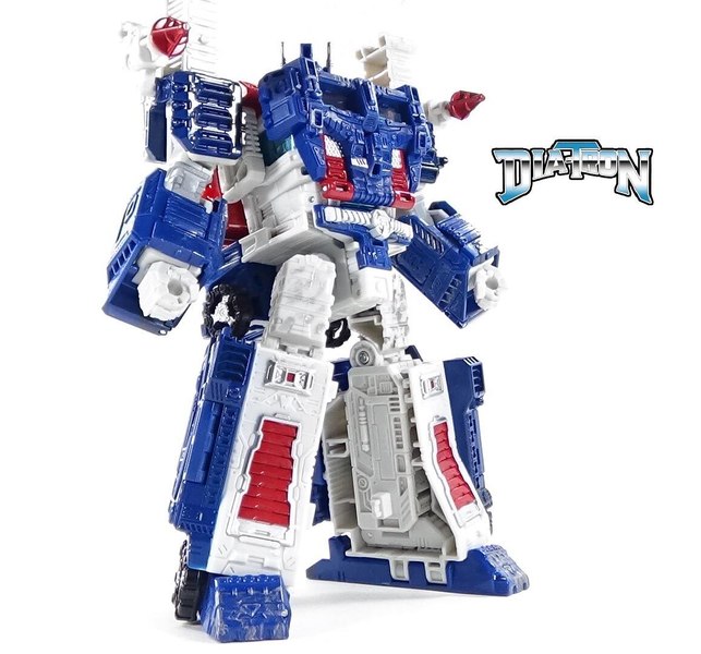 Transformers Siege Ultra Magnus In Hand  (13 of 28)
